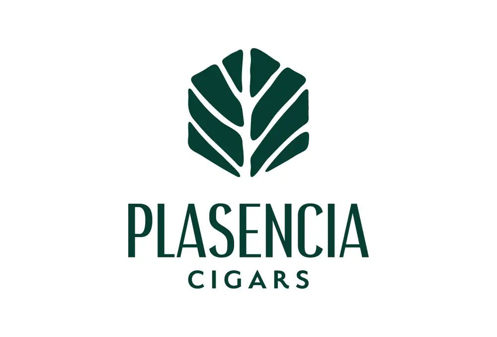 Mörkgrön Plasencia Cigars-logotyp med stiliserat tobaksblad och text på vit bakgrund – Cigarrshoppen