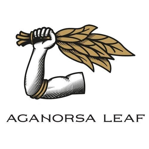 Aganorsa Leaf-logotyp med en illustrerad arm som håller guldfärgade tobaksblad och svart text på vit bakgrund – Cigarrshoppen