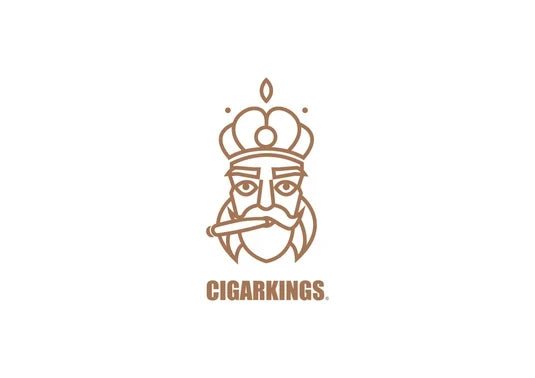 CigarKings-logotyp med en krönt kung med cigarr och texten CIGARKINGS på vit bakgrund – Cigarrshoppen