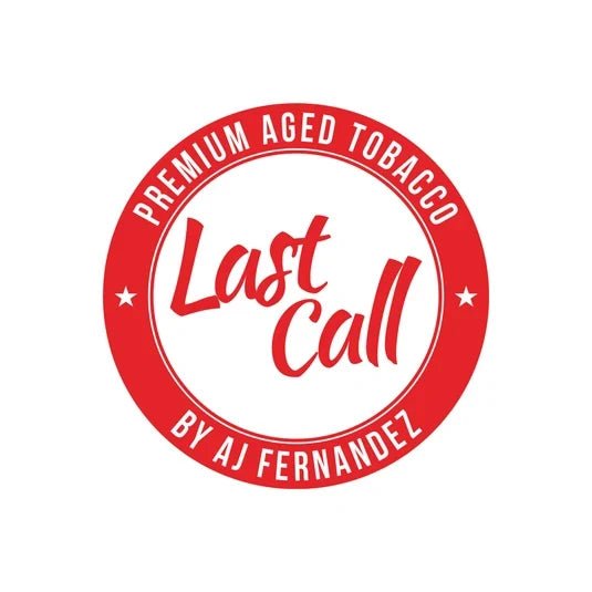 Röd, rund Last Call-logotyp med texten Premium Aged Tobacco och By AJ Fernandez på vit bakgrund – Cigarrshoppen