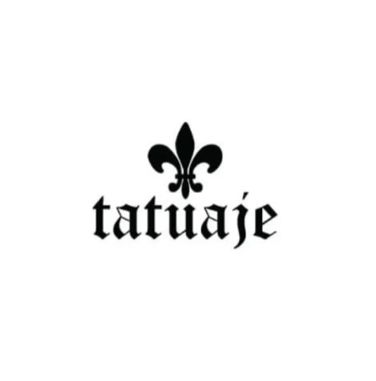 Svart Tatuaje-logotyp med gotisk text och en heraldisk lilja på vit bakgrund – Cigarrshoppen