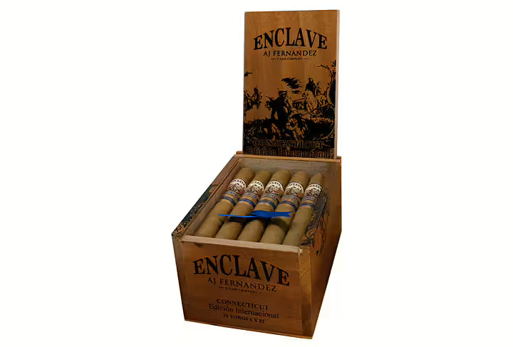 Enclave Connecticut Robusto – nicaraguansk premiumcigarr från AJ Fernandez med silkeslent Ecuador Connecticut Shade-täckblad, mild till medium styrka, smaker av grädde, cederträ, rostade mandlar och honungssötma