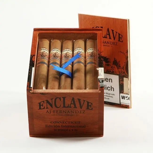 Enclave Connecticut Toro från Nicaragua, ljusbruna cigarrer med guldfärgade gördlar och blått band i öppen träask.