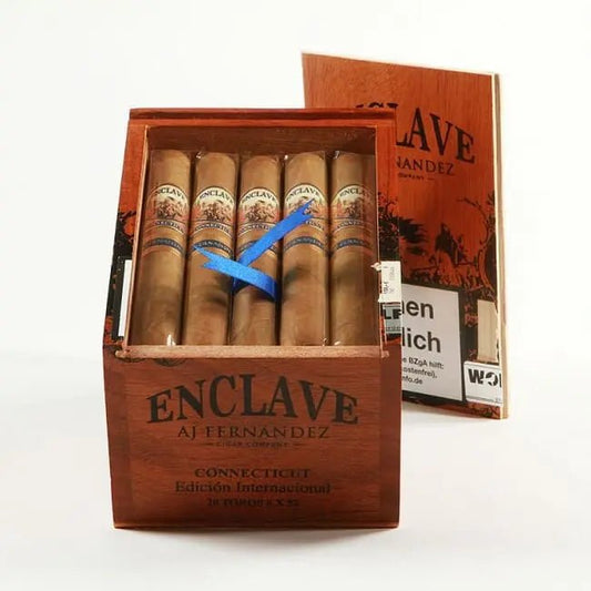 Enclave Connecticut Toro från Nicaragua, ljusbruna cigarrer med guldfärgade gördlar och blått band i öppen träask.