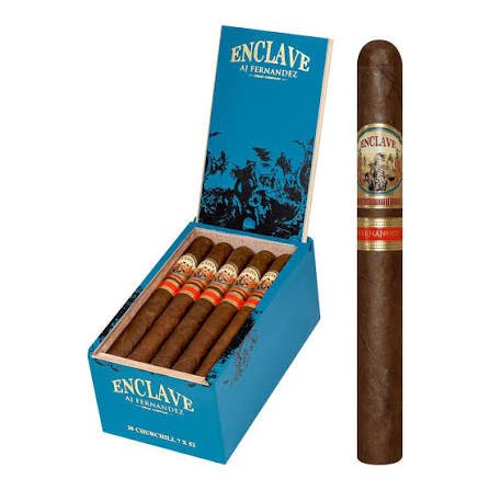 Enclave Habano Churchill från Nicaragua, brun cigarr med röd och guldfärgad gördel bredvid öppen blå cigarrlåda.