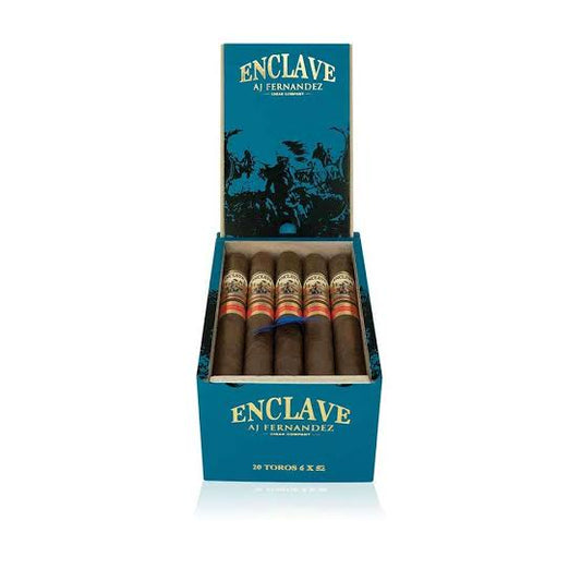 Enclave Habano Toro från Nicaragua, bruna cigarrer med röda och guldfärgade gördlar i öppen blå cigarrlåda.