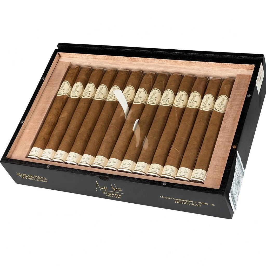 Öppen svart trälåda med Flor de Selva Classic Petit Corona från Honduras, milda till medium med cederträ och nötter