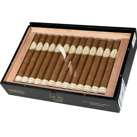 Öppen svart trälåda med Flor de Selva Classic Petit Corona från Honduras, milda till medium med cederträ och nötter