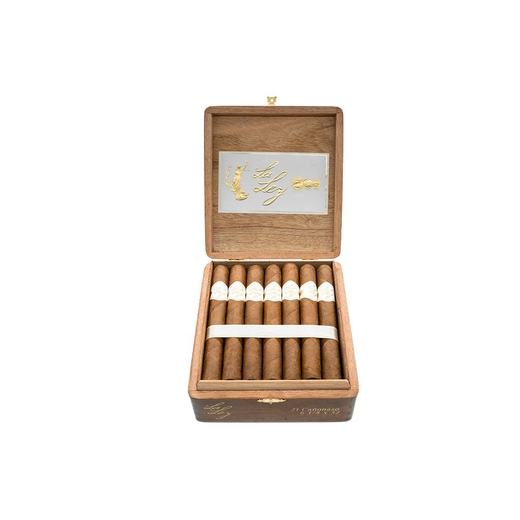 La Ley Cañonazo – handrullad nicaraguansk premiumcigarr, Ecuador-wrapper, medium styrka, Gran Toro-format