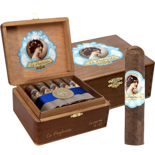 La Preferida 452 Robusto från Nicaragua, brun cigarr med ljusblå porträttgördel bredvid öppen och stängd träask.