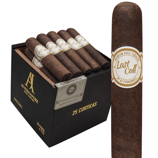Last Call Maduro från AJ Fernandez, mörk cigarr med vit och guldfärgad gördel bredvid öppen svart cigarrlåda.