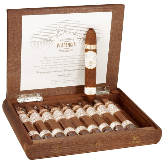 Plasencia Reserva Original Cortes i trälåda, Perfecto från Nicaragua, mild–medium med toner av ceder, nötter och kakao.