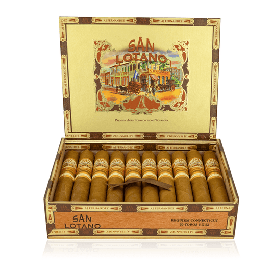 Öppen cigarrlåda med San Lotano Requiem Connecticut från AJ Fernandez, nicaraguanska cigarrer med ljust täckblad.